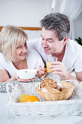 포토 JPG 백인 부부 응시 여자 남자 여유 음식 빵 엎드리기 중년 50대 가족 휴식 실내 웃음 상반신 두명 앞모습 노부부 침대 오렌지주스 먹기 부부라이프 중년만 국내포토 서양인 라이프스타일 커플 시선 감정 뷰포인트 가구 컨셉 관계 모션 표정 사람 성인 내부 과일주스 성인만 파일형식