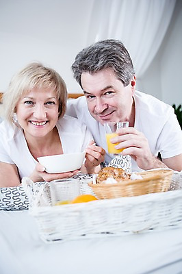 포토 JPG 백인 부부 응시 여자 남자 여유 음식 빵 엎드리기 중년 50대 가족 휴식 실내 웃음 들기 상반신 두명 앞모습 노부부 침대 오렌지주스 부부라이프 중년만 국내포토 서양인 라이프스타일 커플 시선 감정 뷰포인트 가구 컨셉 관계 모션 표정 사람 성인 내부 과일주스 성인만 파일형식