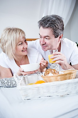 포토 JPG 백인 부부 응시 여자 남자 여유 음식 빵 엎드리기 중년 50대 가족 휴식 실내 웃음 들기 상반신 두명 앞모습 노부부 침대 오렌지주스 먹기 부부라이프 중년만 국내포토 서양인 라이프스타일 커플 시선 감정 뷰포인트 가구 컨셉 관계 모션 표정 사람 성인 내부 과일주스 성인만 파일형식