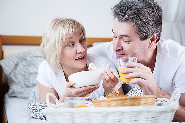 포토 JPG 백인 부부 응시 여자 남자 여유 빵 엎드리기 중년 50대 가족 휴식 실내 웃음 들기 상반신 두명 앞모습 노부부 침대 오렌지주스 먹기 부부라이프 중년만 국내포토 서양인 라이프스타일 커플 시선 감정 음식 뷰포인트 가구 컨셉 관계 모션 표정 사람 성인 내부 과일주스 성인만 파일형식