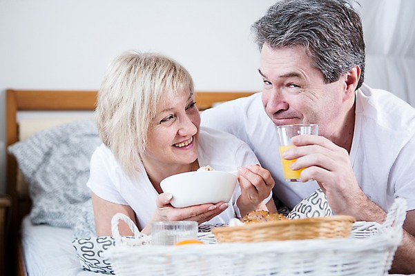 포토 JPG 백인 부부 응시 여자 남자 여유 빵 엎드리기 중년 50대 가족 휴식 실내 웃음 들기 상반신 두명 앞모습 노부부 침대 오렌지주스 먹기 부부라이프 중년만 국내포토 서양인 라이프스타일 커플 시선 감정 음식 뷰포인트 가구 컨셉 관계 모션 표정 사람 성인 내부 과일주스 성인만 파일형식