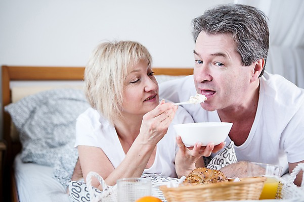 포토 JPG 백인 부부 응시 여자 남자 여유 빵 엎드리기 중년 50대 가족 휴식 실내 웃음 상반신 두명 앞모습 노부부 침대 오렌지주스 먹여주기 죽 부부라이프 중년만 국내포토 서양인 라이프스타일 커플 시선 감정 음식 뷰포인트 가구 컨셉 관계 모션 표정 사람 성인 내부 과일주스 먹기 성인만 파일형식