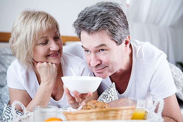 포토 JPG 백인 부부 응시 여자 남자 여유 빵 엎드리기 중년 50대 가족 휴식 실내 웃음 들기 상반신 두명 앞모습 노부부 침대 오렌지주스 냄새 부부라이프 중년만 국내포토 서양인 라이프스타일 커플 시선 감정 음식 뷰포인트 가구 컨셉 관계 모션 표정 사람 성인 내부 과일주스 성인만 파일형식