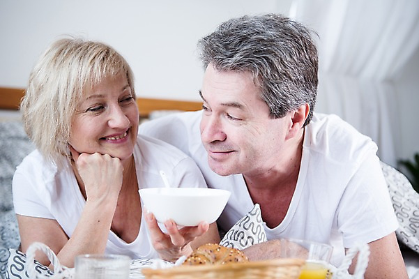 포토 JPG 백인 부부 응시 여자 남자 여유 빵 엎드리기 중년 50대 가족 휴식 실내 웃음 들기 상반신 두명 앞모습 노부부 침대 오렌지주스 냄새 부부라이프 중년만 국내포토 서양인 라이프스타일 커플 시선 감정 음식 뷰포인트 가구 컨셉 관계 모션 표정 사람 성인 내부 과일주스 성인만 파일형식