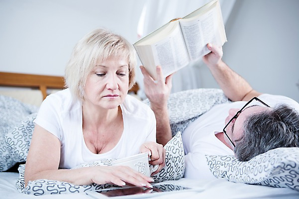 포토 JPG 백인 부부 응시 여자 남자 여유 엎드리기 중년 50대 가족 휴식 실내 들기 상반신 두명 앞모습 옆모습 책 태블릿 눕기 독서 노부부 침대 부부라이프 중년만 국내포토 서양인 라이프스타일 커플 시선 감정 뷰포인트 가구 컨셉 관계 모션 사람 성인 내부 전자제품 스마트기기 성인만 파일형식