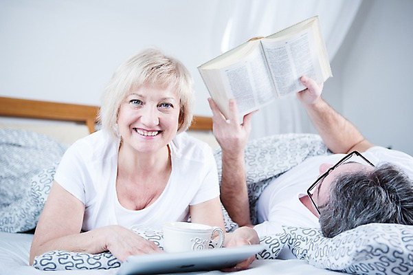 포토 JPG 백인 부부 응시 여자 남자 여유 엎드리기 중년 50대 가족 휴식 실내 웃음 들기 상반신 두명 앞모습 옆모습 책 태블릿 눕기 독서 노부부 침대 커피잔 부부라이프 중년만 국내포토 서양인 라이프스타일 커플 시선 감정 커피 뷰포인트 가구 컨셉 관계 모션 잔 표정 사람 성인 내부 전자제품 스마트기기 성인만 파일형식