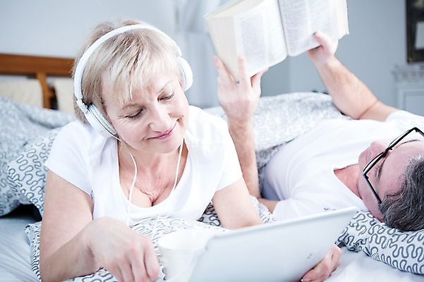 포토 JPG 백인 부부 응시 여자 남자 여유 엎드리기 중년 50대 가족 휴식 실내 들기 상반신 두명 앞모습 옆모습 책 태블릿 눕기 독서 노부부 음악감상 침대 커피잔 부부라이프 중년만 국내포토 서양인 라이프스타일 커플 시선 감정 커피 뷰포인트 가구 컨셉 관계 모션 잔 사람 성인 내부 전자제품 스마트기기 감상 성인만 파일형식