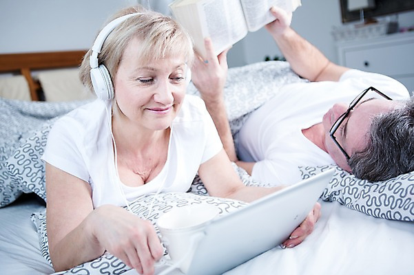 포토 JPG 백인 부부 응시 여자 남자 여유 엎드리기 중년 50대 가족 휴식 실내 들기 상반신 두명 앞모습 옆모습 책 태블릿 눕기 독서 노부부 음악감상 침대 부부라이프 중년만 국내포토 서양인 라이프스타일 커플 시선 감정 뷰포인트 가구 컨셉 관계 모션 사람 성인 내부 전자제품 스마트기기 감상 성인만 파일형식