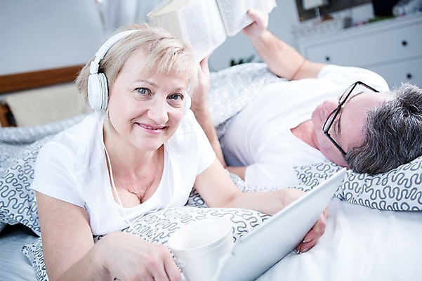 포토 JPG 백인 부부 응시 여자 남자 여유 엎드리기 중년 50대 가족 휴식 실내 들기 상반신 두명 앞모습 옆모습 책 태블릿 눕기 독서 노부부 음악감상 침대 부부라이프 중년만 국내포토 서양인 라이프스타일 커플 시선 감정 뷰포인트 가구 컨셉 관계 모션 사람 성인 내부 전자제품 스마트기기 감상 성인만 파일형식