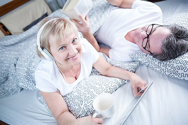 포토 JPG 백인 부부 응시 여자 남자 여유 엎드리기 중년 50대 가족 휴식 실내 들기 상반신 두명 앞모습 옆모습 책 하이앵글 태블릿 눕기 독서 노부부 음악감상 침대 커피잔 부부라이프 중년만 국내포토 서양인 라이프스타일 커플 시선 감정 커피 뷰포인트 가구 컨셉 관계 모션 잔 사람 성인 내부 전자제품 스마트기기 감상 성인만 파일형식