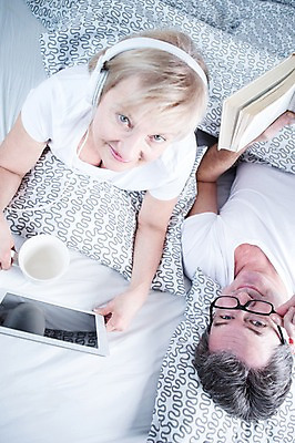 포토 JPG 백인 부부 여자 남자 여유 엎드리기 중년 50대 가족 휴식 실내 들기 상반신 두명 앞모습 옆모습 책 하이앵글 태블릿 눕기 독서 노부부 음악감상 침대 커피잔 부부라이프 중년만 국내포토 서양인 라이프스타일 커플 감정 커피 뷰포인트 가구 컨셉 관계 모션 잔 사람 성인 내부 전자제품 스마트기기 감상 성인만 파일형식