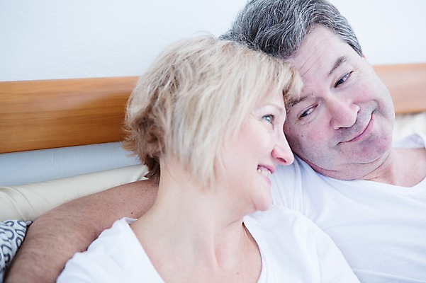 포토 JPG 백인 부부 응시 여자 남자 중년 50대 가족 어깨동무 휴식 실내 웃음 앉기 상반신 두명 앞모습 노부부 기댐 다정 침대 부부라이프 중년만 국내포토 서양인 라이프스타일 커플 시선 뷰포인트 포즈 가구 컨셉 관계 모션 표정 사람 성인 내부 성인만 파일형식