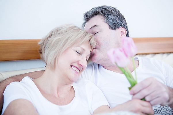 포토 JPG 백인 부부 여자 남자 꽃 중년 50대 가족 휴식 키스 실내 웃음 들기 앉기 상반신 두명 앞모습 눈감음 노부부 기댐 다정 침대 부부라이프 중년만 국내포토 서양인 식물 라이프스타일 커플 뷰포인트 가구 컨셉 관계 모션 표정 사람 성인 내부 애정표현 성인만 파일형식