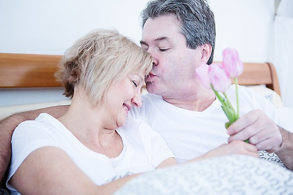 포토 JPG 백인 부부 응시 여자 남자 꽃 중년 50대 가족 휴식 키스 실내 웃음 앉기 상반신 두명 앞모습 눈감음 노부부 기댐 다정 침대 부부라이프 중년만 국내포토 서양인 식물 라이프스타일 커플 시선 뷰포인트 가구 컨셉 관계 모션 표정 사람 성인 내부 애정표현 성인만 파일형식