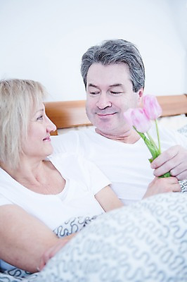 포토 JPG 백인 부부 응시 여자 남자 꽃 중년 50대 가족 휴식 실내 웃음 들기 앉기 상반신 두명 앞모습 노부부 기댐 다정 침대 부부라이프 중년만 국내포토 서양인 식물 라이프스타일 커플 시선 뷰포인트 가구 컨셉 관계 모션 표정 사람 성인 내부 성인만 파일형식