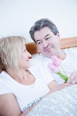 포토 JPG 백인 부부 응시 여자 남자 꽃 중년 50대 가족 휴식 실내 웃음 들기 앉기 상반신 두명 앞모습 노부부 기댐 다정 침대 부부라이프 중년만 국내포토 서양인 식물 라이프스타일 커플 시선 뷰포인트 가구 컨셉 관계 모션 표정 사람 성인 내부 성인만 파일형식