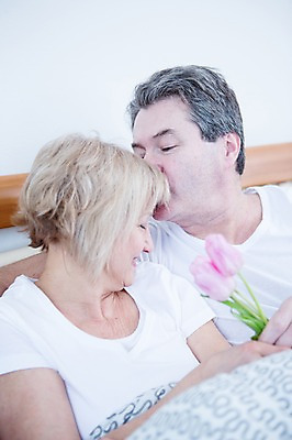 포토 JPG 백인 부부 응시 여자 남자 꽃 중년 50대 가족 휴식 키스 실내 웃음 들기 앉기 상반신 두명 앞모습 노부부 기댐 다정 침대 부부라이프 중년만 국내포토 서양인 식물 라이프스타일 커플 시선 뷰포인트 가구 컨셉 관계 모션 표정 사람 성인 내부 애정표현 성인만 파일형식