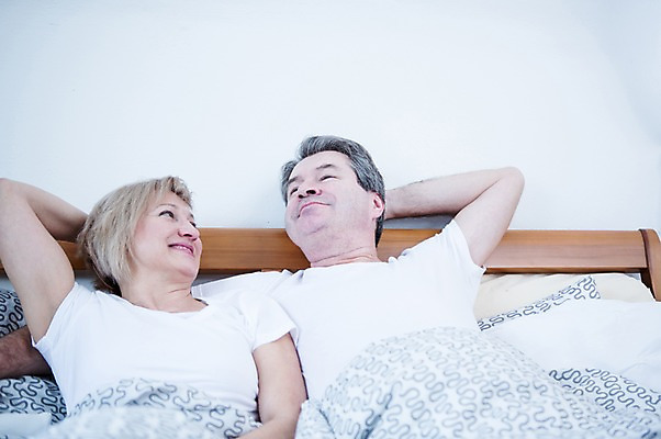 포토 JPG 백인 부부 응시 여자 남자 중년 50대 가족 휴식 실내 웃음 앉기 상반신 두명 앞모습 노부부 기댐 다정 침대 부부라이프 중년만 국내포토 서양인 라이프스타일 커플 시선 뷰포인트 가구 컨셉 관계 모션 표정 사람 성인 내부 성인만 파일형식