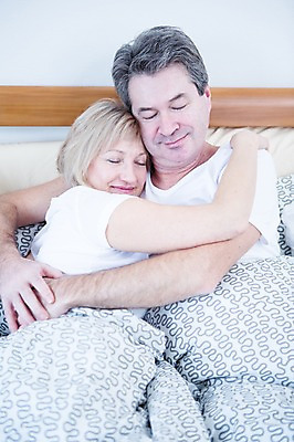 포토 JPG 백인 부부 여자 남자 중년 50대 가족 안기 휴식 실내 웃음 앉기 상반신 두명 앞모습 눈감음 노부부 기댐 다정 침대 부부라이프 중년만 국내포토 서양인 라이프스타일 커플 뷰포인트 가구 컨셉 관계 모션 표정 사람 성인 내부 성인만 파일형식