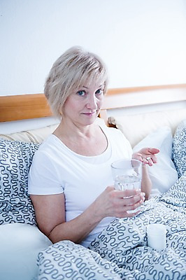 포토 JPG 백인 여자 중년 50대 실내 한명 웃음 들기 앉기 상반신 옆모습 물 약 침대 먹기 중년여자한명만 국내포토 자연요소 서양인 1 뷰포인트 가구 의학 모션 표정 사람 성인 내부 여자한명만 중년여자만 파일형식