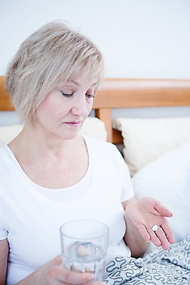 포토 JPG 백인 응시 여자 중년 50대 실내 한명 들기 앉기 상반신 앞모습 약 침대 물컵 중년여자한명만 국내포토 서양인 1 시선 뷰포인트 가구 의학 모션 사람 성인 내부 컵 여자한명만 중년여자만 파일형식