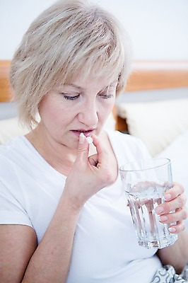 포토 JPG 백인 응시 여자 중년 50대 실내 한명 들기 앉기 상반신 옆모습 약 침대 먹기 물컵 중년여자한명만 국내포토 서양인 1 시선 뷰포인트 가구 의학 모션 사람 성인 내부 컵 여자한명만 중년여자만 파일형식