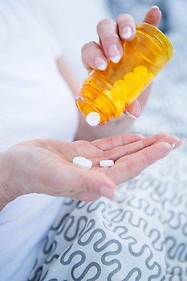 포토 JPG 백인 손 여자 중년 50대 실내 한명 앉기 상반신 신체부위 약 침대 중년여자한명만 국내포토 서양인 1 가구 의학 모션 사람 성인 내부 여자한명만 중년여자만 파일형식