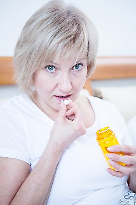 포토 JPG 백인 여자 중년 50대 실내 한명 앉기 상반신 앞모습 약 침대 먹기 중년여자한명만 국내포토 서양인 1 뷰포인트 가구 의학 모션 사람 성인 내부 여자한명만 중년여자만 파일형식