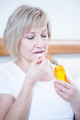 포토 JPG 백인 응시 여자 중년 50대 실내 한명 앉기 상반신 앞모습 약 침대 먹기 중년여자한명만 국내포토 서양인 1 시선 뷰포인트 가구 의학 모션 사람 성인 내부 여자한명만 중년여자만 파일형식