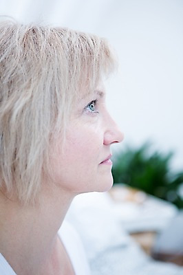 포토 JPG 백인 응시 여자 중년 50대 실내 한명 앉기 상반신 옆모습 아웃포커스 침대 중년여자한명만 국내포토 서양인 1 시선 뷰포인트 가구 모션 촬영기법 사람 성인 내부 여자한명만 중년여자만 파일형식