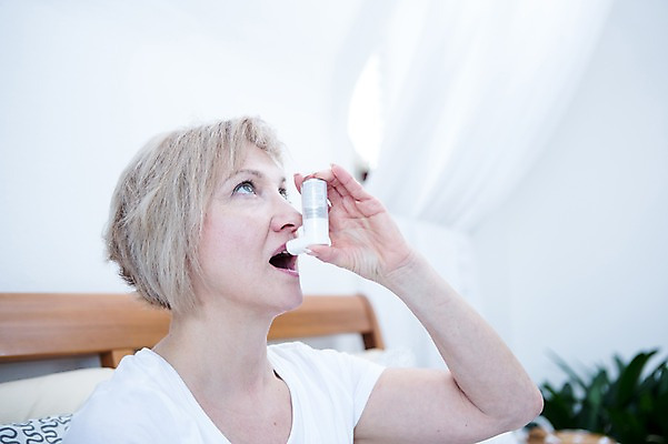 포토 JPG 백인 응시 여자 중년 50대 실내 한명 앉기 상반신 옆모습 기댐 침대 중년여자한명만 천식흡입기 국내포토 서양인 1 시선 뷰포인트 가구 모션 사람 성인 내부 의학용품 여자한명만 중년여자만 파일형식