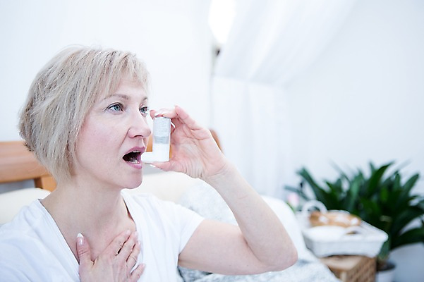 포토 JPG 백인 응시 여자 중년 50대 실내 한명 앉기 상반신 옆모습 아웃포커스 기댐 침대 중년여자한명만 천식흡입기 국내포토 서양인 1 시선 뷰포인트 가구 모션 촬영기법 사람 성인 내부 의학용품 여자한명만 중년여자만 파일형식