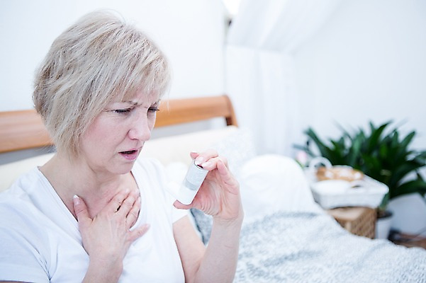 포토 JPG 백인 여자 중년 50대 실내 한명 앉기 상반신 옆모습 아웃포커스 고통 침대 의료용품 찡그림 중년여자한명만 천식흡입기 국내포토 서양인 1 감정 뷰포인트 가구 의료기기 모션 촬영기법 표정 사람 성인 내부 의학용품 여자한명만 중년여자만 파일형식