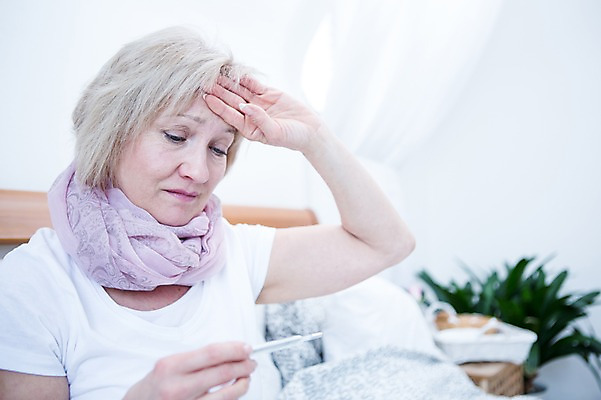포토 JPG 백인 응시 여자 중년 50대 실내 한명 들기 앉기 상반신 앞모습 아웃포커스 고통 침대 온도계 체온계 감기 중년여자한명만 국내포토 서양인 1 시선 감정 뷰포인트 가구 모션 촬영기법 사람 성인 내부 질병 여자한명만 중년여자만 파일형식