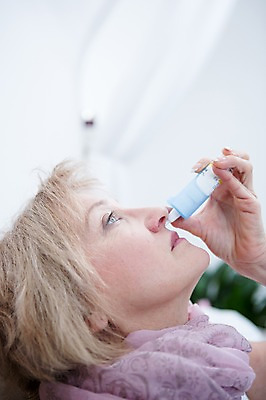 포토 JPG 백인 응시 여자 중년 50대 실내 한명 앉기 상반신 옆모습 아웃포커스 약 침대 비염 중년여자한명만 코세정기 국내포토 서양인 1 시선 뷰포인트 가구 의학 모션 촬영기법 사람 성인 내부 의료용품 여자한명만 중년여자만 파일형식