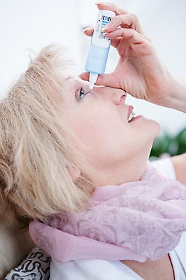 포토 JPG 백인 응시 여자 중년 50대 실내 한명 앉기 상반신 옆모습 아웃포커스 침대 안약 중년여자한명만 국내포토 서양인 1 시선 뷰포인트 가구 모션 촬영기법 사람 성인 내부 여자한명만 중년여자만 파일형식