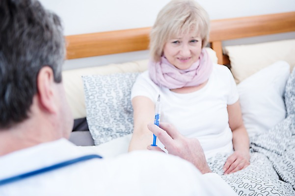 포토 JPG 백인 여자 남자 중년 50대 실내 주사기 들기 앉기 상반신 두명 앞모습 뒷모습 아웃포커스 치료 노부부 진료 환자 의사 침대 중년만 국내포토 서양인 부부 뷰포인트 가구 의학 의료기기 모션 촬영기법 사람 성인 내부 의료진 성인만 파일형식