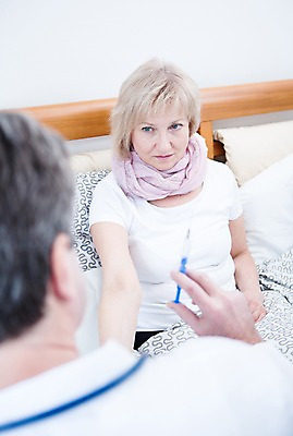 포토 JPG 백인 응시 여자 남자 중년 50대 실내 주사기 들기 앉기 상반신 두명 앞모습 뒷모습 아웃포커스 치료 노부부 진료 환자 의사 침대 중년만 국내포토 서양인 부부 시선 뷰포인트 가구 의학 의료기기 모션 촬영기법 사람 성인 내부 의료진 성인만 파일형식