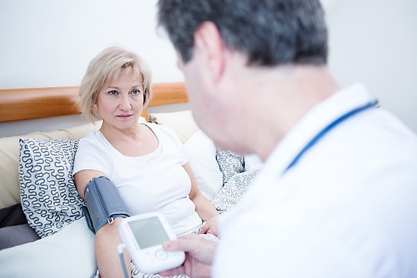 포토 JPG 백인 응시 여자 남자 중년 50대 실내 앉기 상반신 두명 옆모습 아웃포커스 노부부 기댐 진료 환자 의사 침대 혈압계 혈압측정 중년만 국내포토 서양인 부부 시선 뷰포인트 가구 의학 의료기기 모션 촬영기법 사람 성인 내부 의료진 측정 혈압 성인만 파일형식