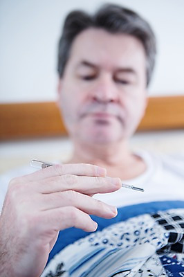 포토 JPG 백인 응시 남자 중년 50대 실내 한명 앉기 상반신 앞모습 아웃포커스 기댐 침대 온도계 체온계 중년남자한명만 국내포토 서양인 1 시선 뷰포인트 가구 모션 촬영기법 사람 성인 내부 남자한명만 중년남자만 파일형식