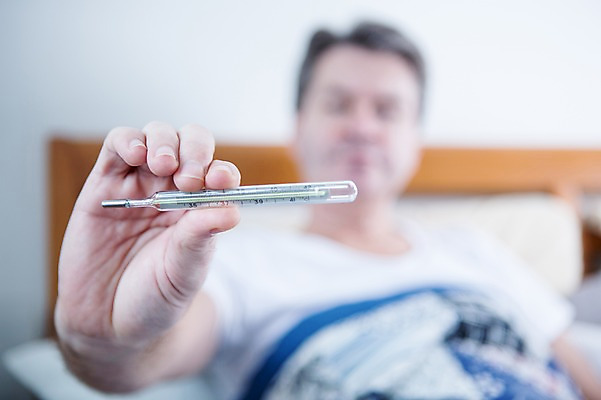 포토 JPG 백인 응시 남자 중년 50대 실내 한명 들기 앉기 상반신 앞모습 아웃포커스 기댐 침대 온도계 체온계 보여주기 중년남자한명만 국내포토 서양인 1 시선 뷰포인트 가구 모션 촬영기법 사람 성인 내부 남자한명만 중년남자만 파일형식