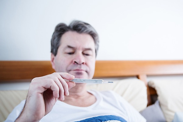 포토 JPG 백인 응시 남자 중년 50대 실내 한명 들기 앉기 상반신 앞모습 아웃포커스 기댐 침대 온도계 체온계 중년남자한명만 국내포토 서양인 1 시선 뷰포인트 가구 모션 촬영기법 사람 성인 내부 남자한명만 중년남자만 파일형식