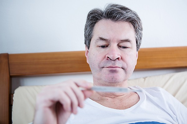 포토 JPG 백인 응시 남자 중년 50대 실내 한명 들기 앉기 상반신 앞모습 아웃포커스 기댐 침대 온도계 체온계 중년남자한명만 국내포토 서양인 1 시선 뷰포인트 가구 모션 촬영기법 사람 성인 내부 남자한명만 중년남자만 파일형식