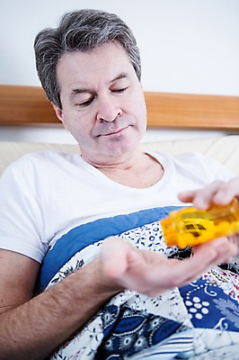 포토 JPG 백인 응시 남자 중년 50대 실내 한명 들기 앉기 상반신 앞모습 아웃포커스 약 기댐 침대 약병 중년남자한명만 국내포토 서양인 1 시선 뷰포인트 가구 의학 모션 촬영기법 사람 성인 내부 병_담는 남자한명만 중년남자만 파일형식