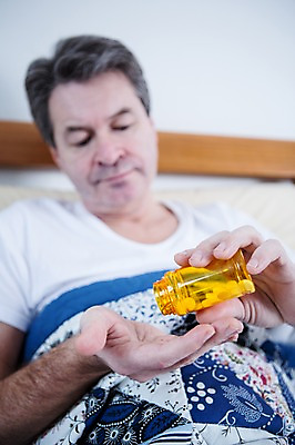 포토 JPG 백인 응시 남자 중년 50대 실내 한명 들기 앉기 상반신 앞모습 아웃포커스 약 기댐 침대 약병 중년남자한명만 국내포토 서양인 1 시선 뷰포인트 가구 의학 모션 촬영기법 사람 성인 내부 병_담는 남자한명만 중년남자만 파일형식