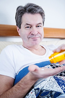 포토 JPG 백인 남자 중년 50대 실내 한명 웃음 들기 앉기 상반신 앞모습 아웃포커스 약 기댐 침대 약병 중년남자한명만 국내포토 서양인 1 뷰포인트 가구 의학 모션 촬영기법 표정 사람 성인 내부 병_담는 남자한명만 중년남자만 파일형식