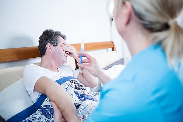 포토 JPG 백인 응시 여자 남자 중년 50대 실내 주사기 들기 앉기 상반신 성인 두명 앞모습 옆모습 아웃포커스 노부부 진료 환자 의사 침대 눈가림 중년만 국내포토 서양인 부부 시선 뷰포인트 가구 의학 의료기기 모션 촬영기법 사람 내부 의료진 가림 성인만 파일형식