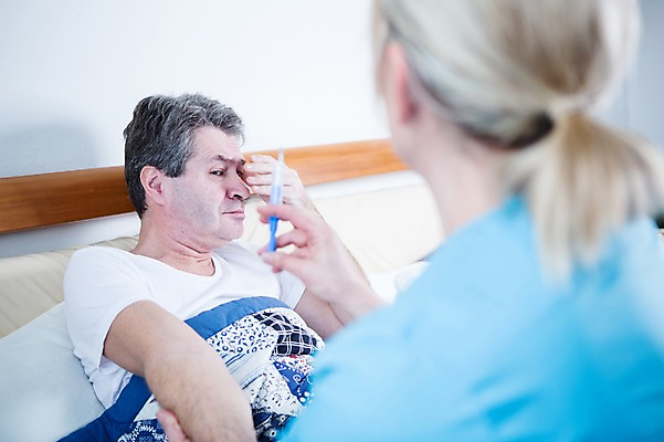 포토 JPG 백인 응시 여자 남자 중년 50대 실내 주사기 들기 앉기 상반신 성인 두명 옆모습 뒷모습 아웃포커스 노부부 진료 환자 의사 침대 무서움 중년만 국내포토 서양인 부부 시선 감정 뷰포인트 가구 의학 의료기기 모션 촬영기법 사람 내부 의료진 성인만 파일형식