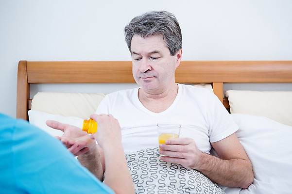 포토 JPG 백인 응시 여자 남자 중년 50대 실내 들기 앉기 상반신 성인 두명 앞모습 아웃포커스 신체부위 노부부 진료 환자 의사 침대 약병 오렌지주스 팔 중년만 국내포토 서양인 부부 시선 뷰포인트 가구 의학 모션 촬영기법 사람 내부 약 의료진 과일주스 병_담는 성인만 파일형식