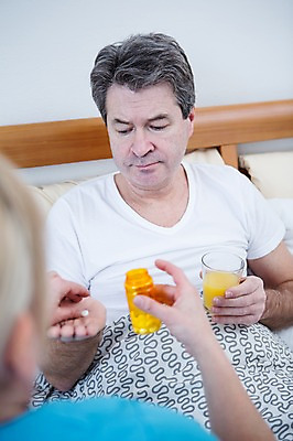 포토 JPG 백인 응시 여자 남자 중년 50대 실내 들기 앉기 상반신 성인 두명 앞모습 뒷모습 아웃포커스 약 노부부 진료 환자 의사 침대 약병 오렌지주스 중년만 국내포토 서양인 부부 시선 뷰포인트 가구 의학 모션 촬영기법 사람 내부 의료진 과일주스 병_담는 성인만 파일형식